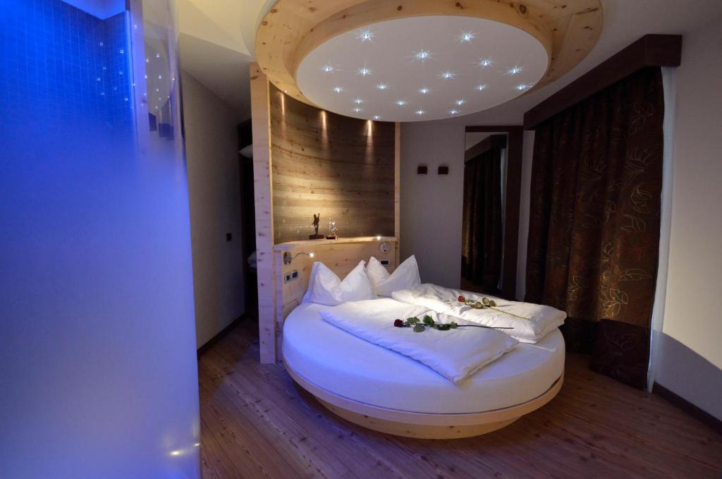 Postel nebo postele na pokoji v ubytování Hotel Paganella Andalo