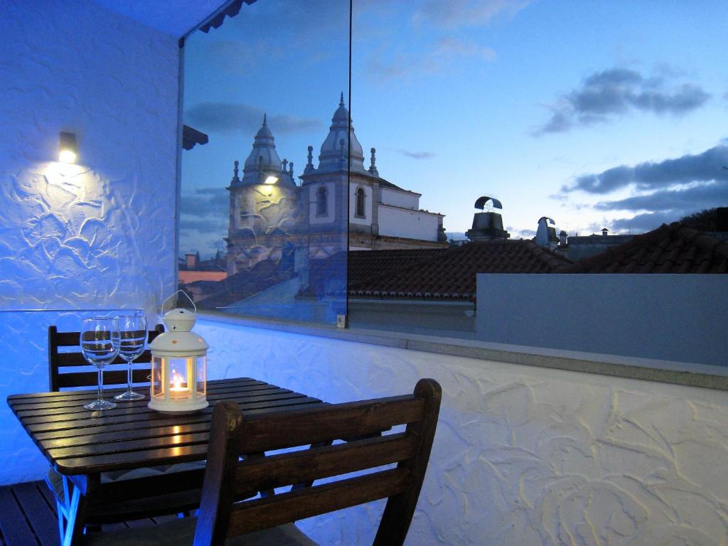 une table avec une lampe au-dessus d'un balcon dans l'établissement Cascais SENSATIONS, à Cascais