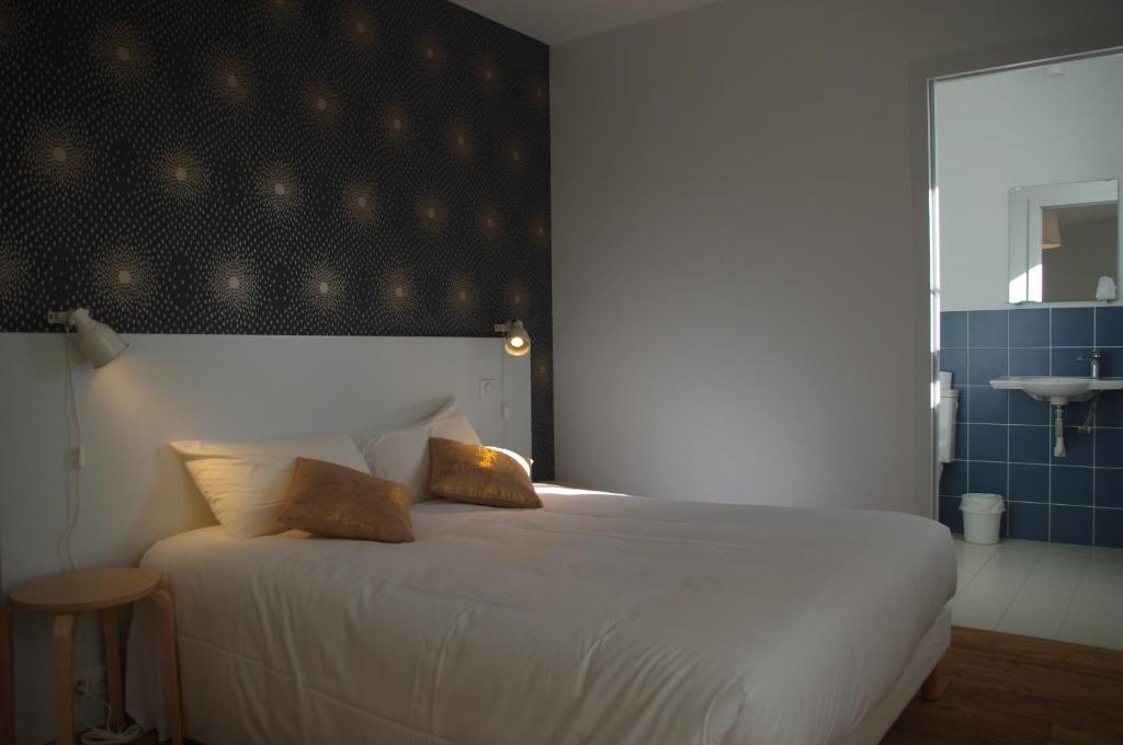 Säng eller sängar i ett rum på Hôtel Rapin