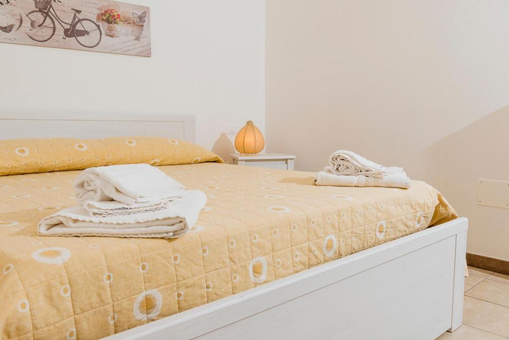 アルベロベッロにあるア ドゥエ パッシ ダル セントロの白いベッドルーム(黄色い毛布付きのベッド付)