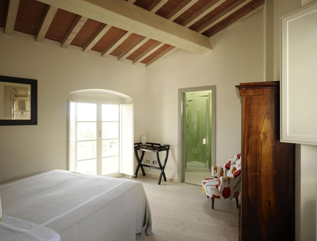 sypialnia z łóżkiem, stołem i oknem w obiekcie Casavaliversi Appartamenti w mieście Sesto Fiorentino