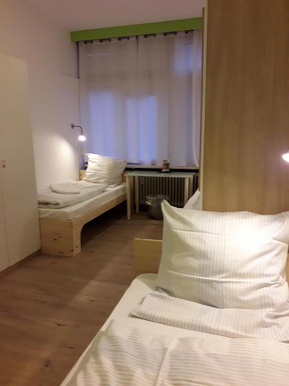Postel nebo postele na pokoji v ubytování Gästehaus Kaiserpassage- Ihr Cityhostel