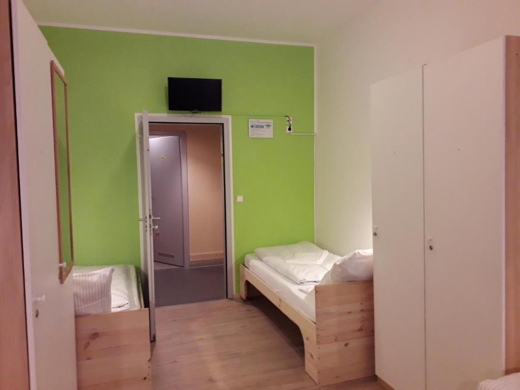 Postel nebo postele na pokoji v ubytování Gästehaus Kaiserpassage- Ihr Cityhostel