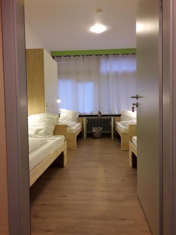 Postel nebo postele na pokoji v ubytování Gästehaus Kaiserpassage- Ihr Cityhostel