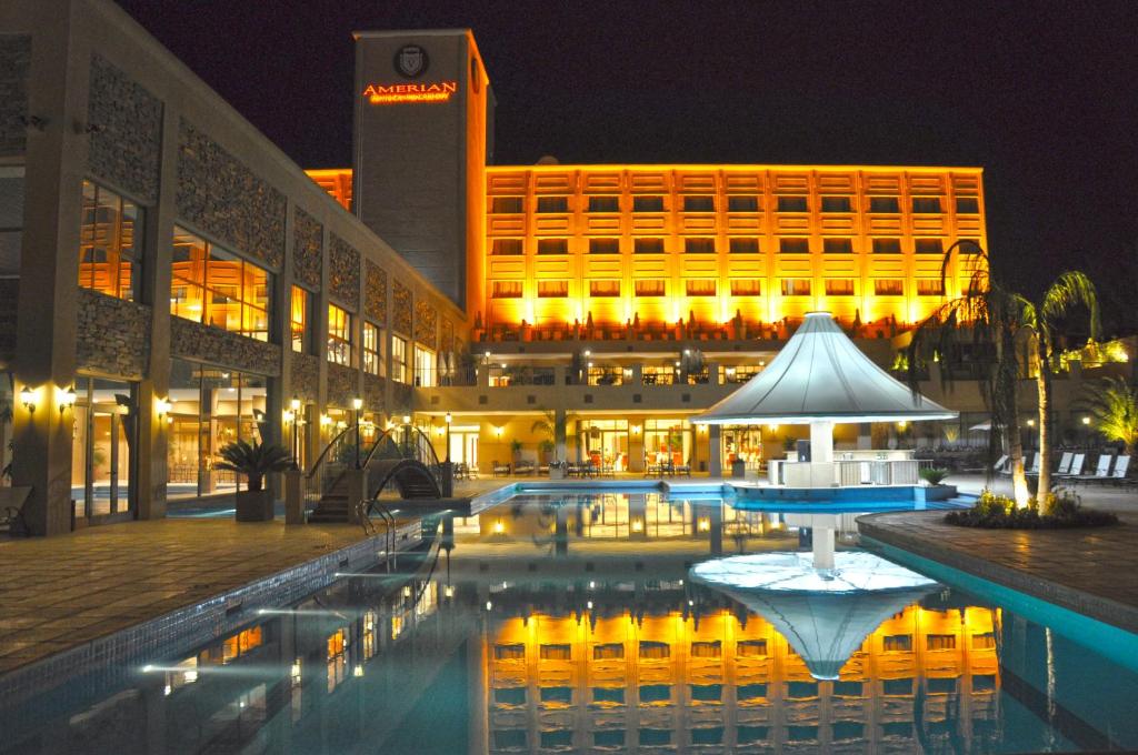 Amérian Hotel Casino Carlos V tesisinde veya buraya yakın yüzme havuzu