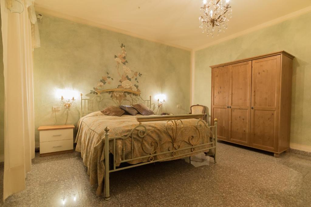 A bed or beds in a room at Hotel & Residence Corona Grossa Balangero
