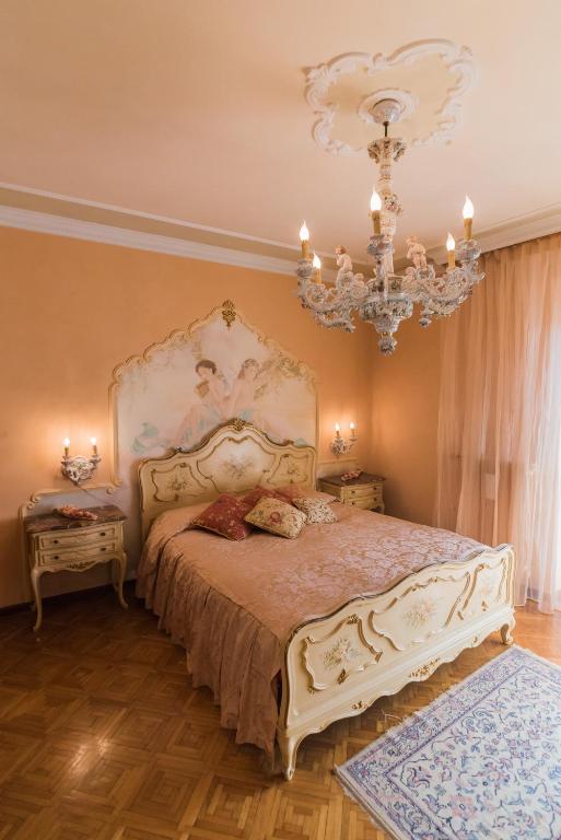 A bed or beds in a room at Hotel & Residence Corona Grossa Balangero