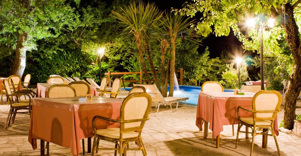 A garden outside Albergo B&B Antica Trattoria Bacco