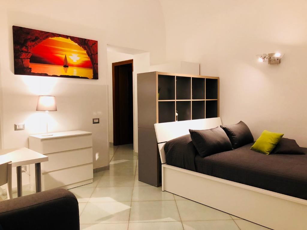 una camera con letto e divano di Casa Adelina ad Amalfi