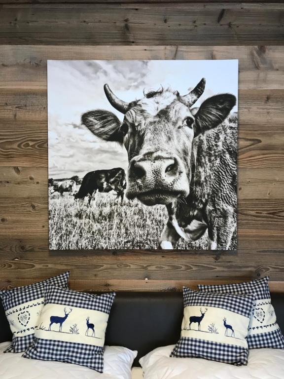 瓦爾赫湖的住宿－Bergblick Walchsee，墙上一头牛的黑白照片