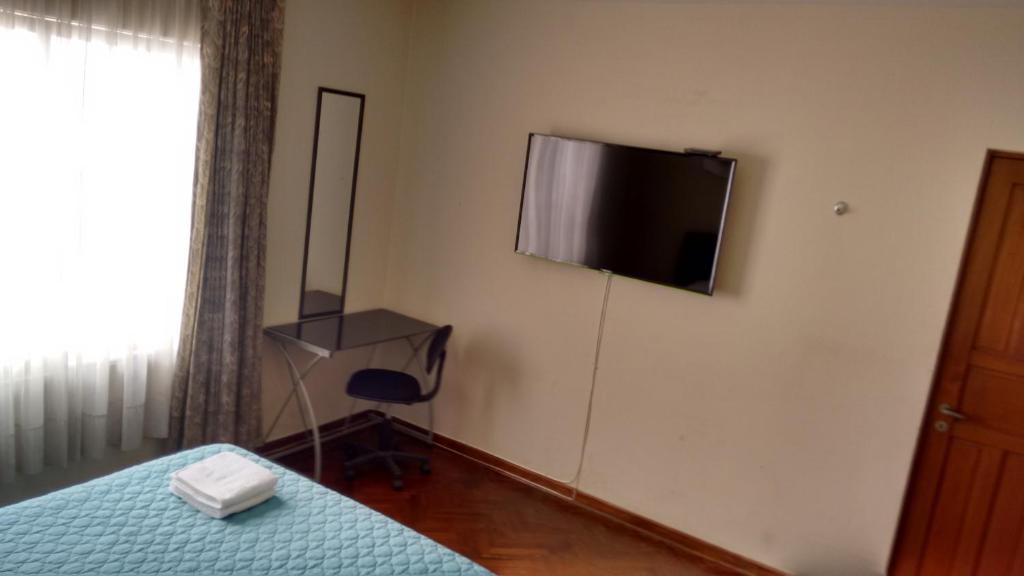 TV a/nebo společenská místnost v ubytování Cozy and Comfortable Home in MIRAFLORES