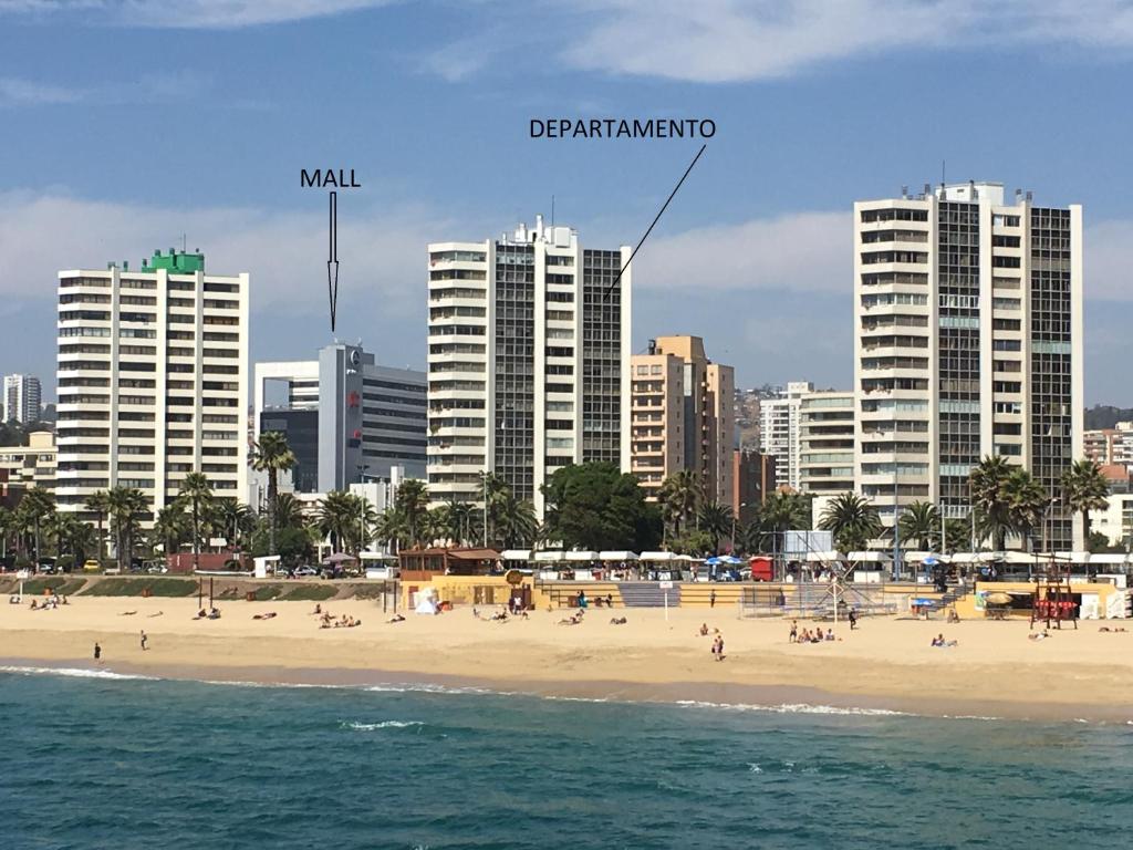 ビーニャデルマールにあるFrente a Playa - 3 dorms, 2 baños, parking, WiFi, 2 cuadras MALLSの高層建築物が立ち並ぶ街の前のビーチ