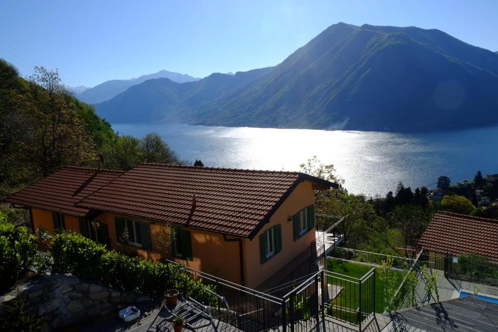 Cette maison offre une vue sur le lac et les montagnes. dans l'établissement Montagna del Sole, à Dizzasco