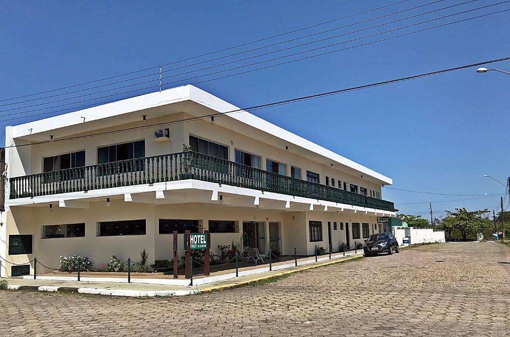 ein weißes Gebäude mit Balkon darüber in der Unterkunft Hotel Residencial Itaicy in Iguape