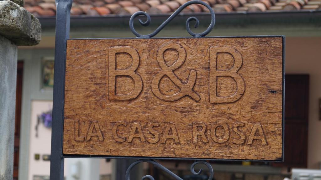 BalzeにあるB&B La Casa Rosaの金柱に吊るされた木製の看板