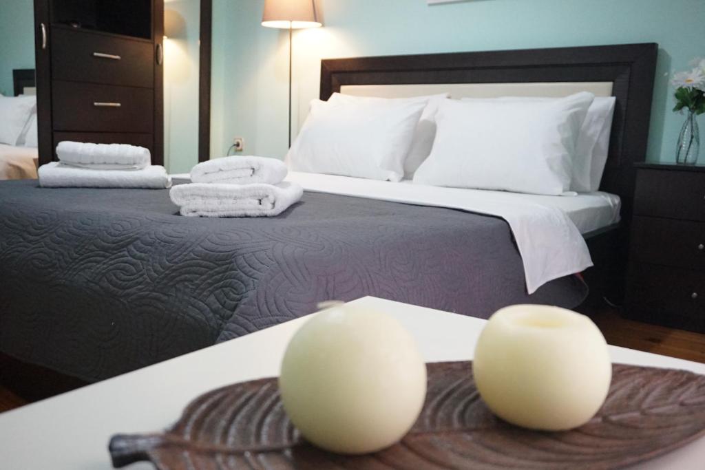 Posteľ alebo postele v izbe v ubytovaní Navarino Square Apartment