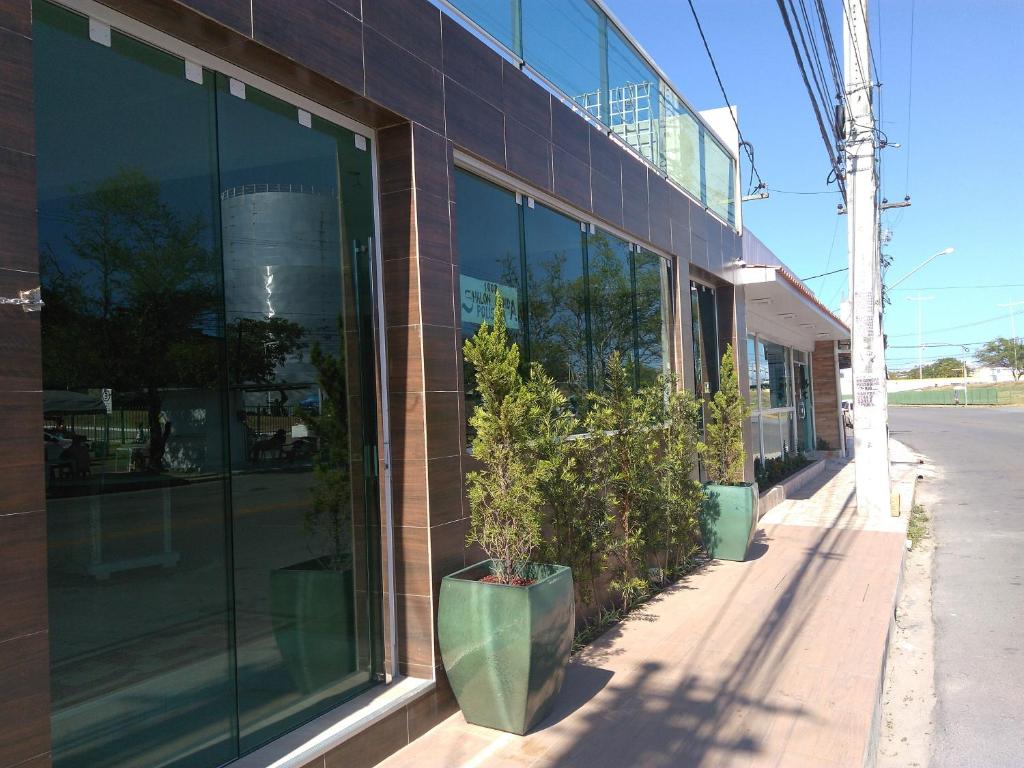 un edificio con grandes ventanas de cristal y una maceta en Pousada Shalon Olinda en Recife