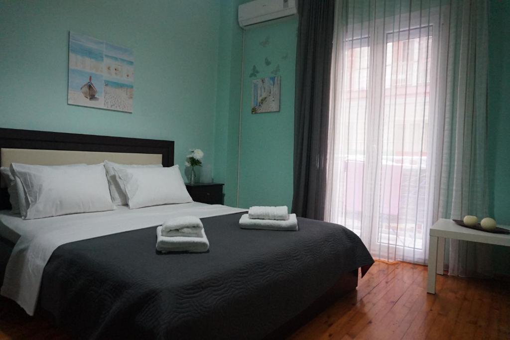 Posteľ alebo postele v izbe v ubytovaní Navarino Square Apartment