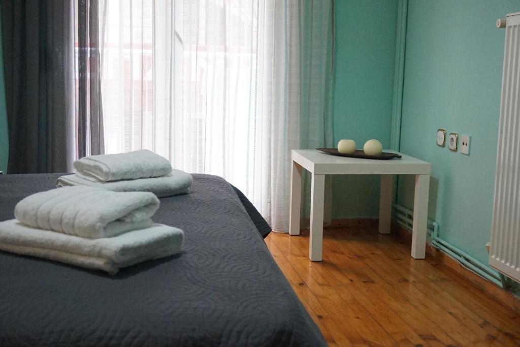 Posteľ alebo postele v izbe v ubytovaní Navarino Square Apartment