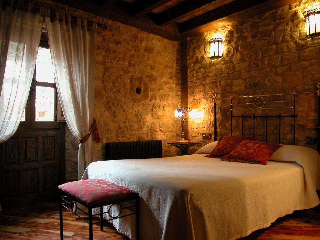 Un dormitorio con una cama grande y una ventana en El Mirador de Almanzor, en Calatañazor