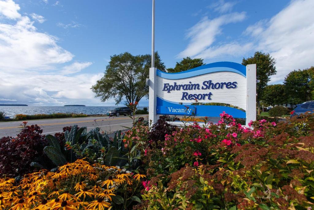 una señal para el complejo de piedras brigham con flores en Ephraim Shores Resort, en Ephraim