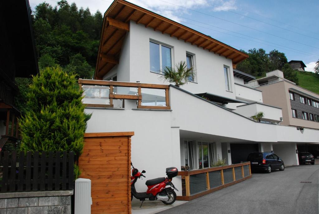 ein Haus mit einem Roller, der davor geparkt ist in der Unterkunft Apartment Serlesblick in Ellbögen