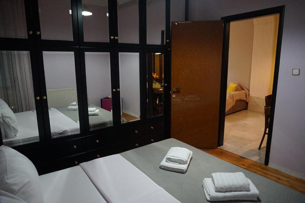 Posteľ alebo postele v izbe v ubytovaní Navarino Square Apartment