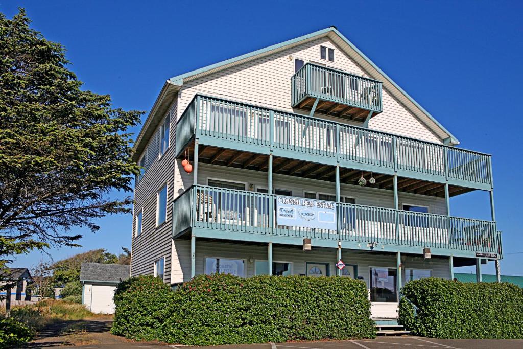 Una casa grande con balcones en un lateral. en Maris Stella Inn, en Ocean Shores