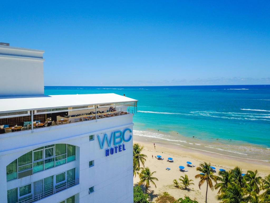 - une vue sur la plage depuis un hôtel en osier dans l'établissement San Juan Water & Beach Club Hotel, à San Juan