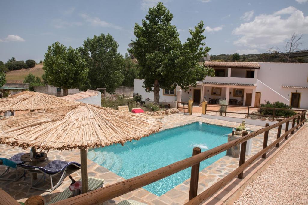 uma villa com uma piscina e uma casa em Cortijo las ventas,cuesta la palma,loja ,Granada em Cuesta de la Palma