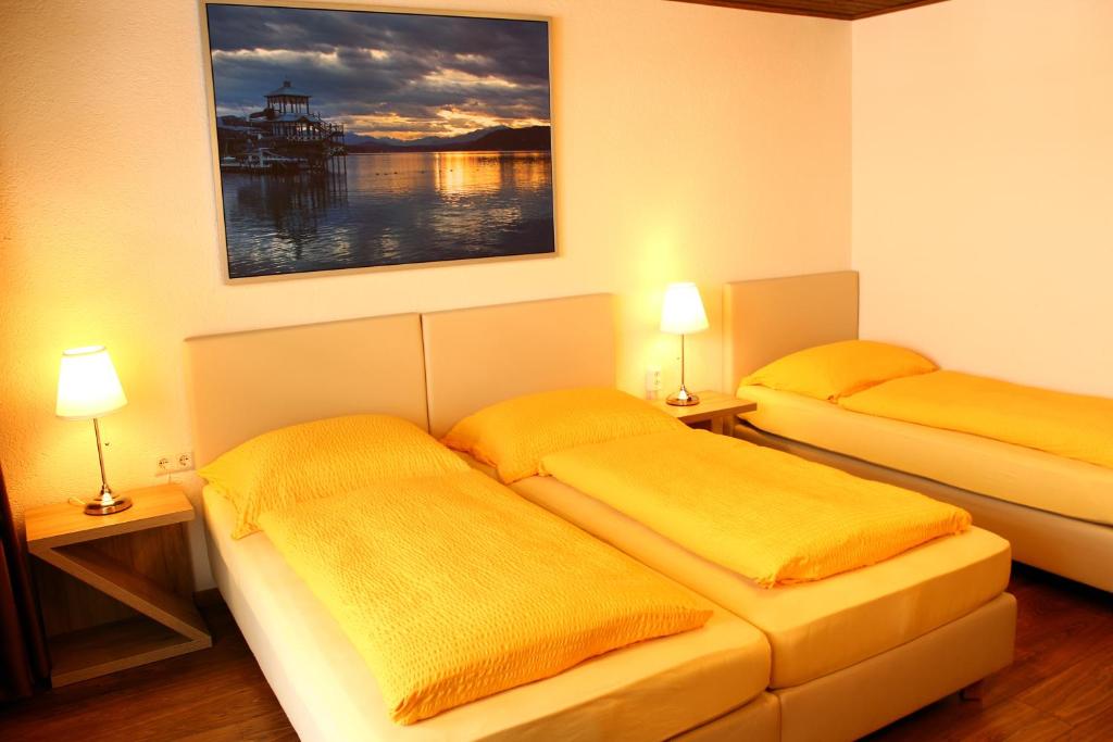 Postel nebo postele na pokoji v ubytování Hotel Sonnenhof