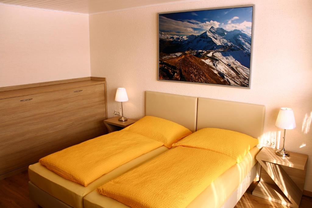 Postel nebo postele na pokoji v ubytování Hotel Sonnenhof