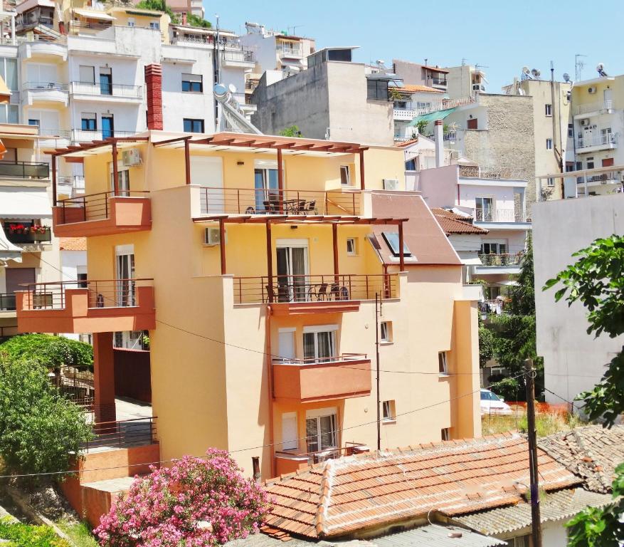 un edificio de apartamentos con balcones en una ciudad en Ismini Cozy Rooms en Kavala