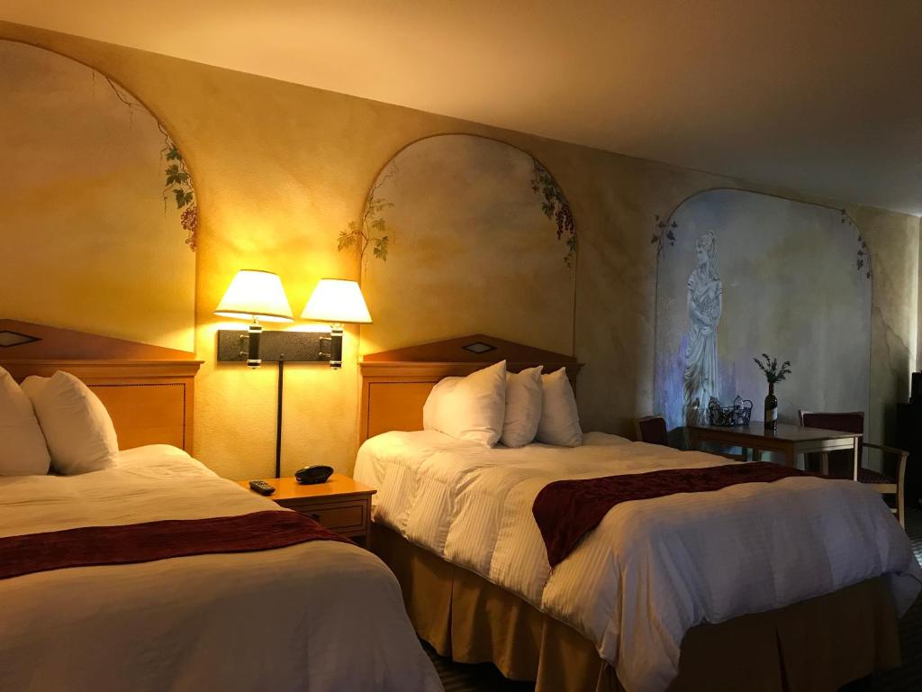 una camera d'albergo con due letti e due lampade di Chardonnay Lodge a Napa