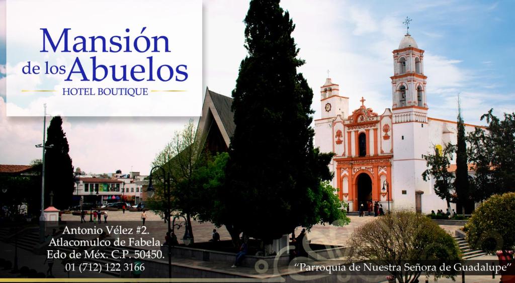 Atlacomulco de FabelaにあるMansion de los Abuelosの木の前の教会
