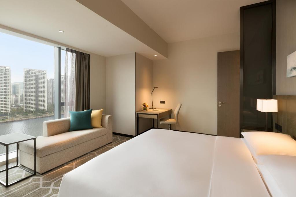 Postel nebo postele na pokoji v ubytování Hyatt Place Zhuhai Jinshi