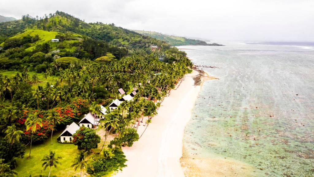 eine Luftblick auf einen Strand mit Häusern und das Meer in der Unterkunft Tambua Sands Beach Resort in Korotogo