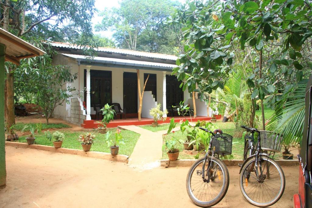 Jízda na kole v ubytování Nethmi Homestay nebo okolí