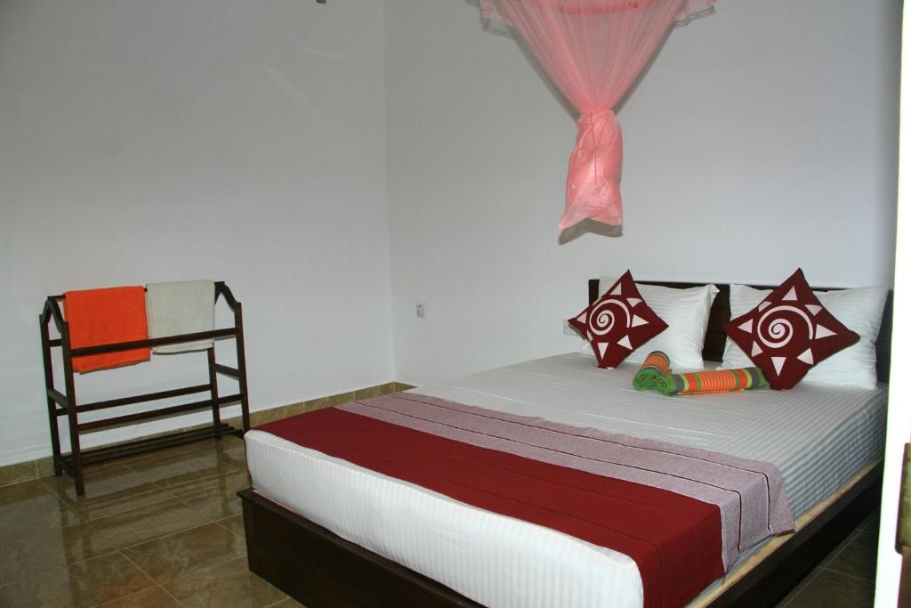 Postel nebo postele na pokoji v ubytování Nethmi Homestay