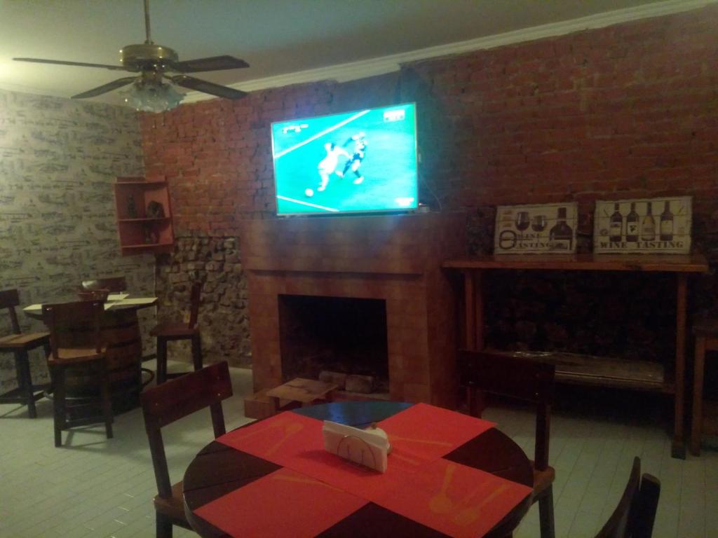 TV a/nebo společenská místnost v ubytování Mia B&B Tbilisi