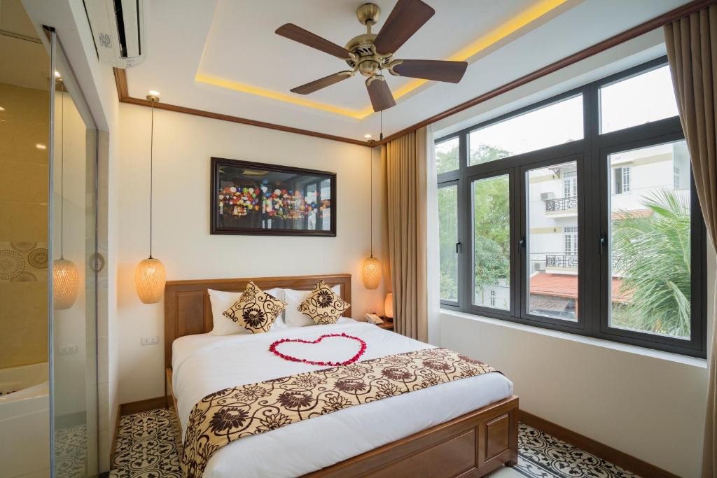 Postel nebo postele na pokoji v ubytování Hoi An Discovery Villa