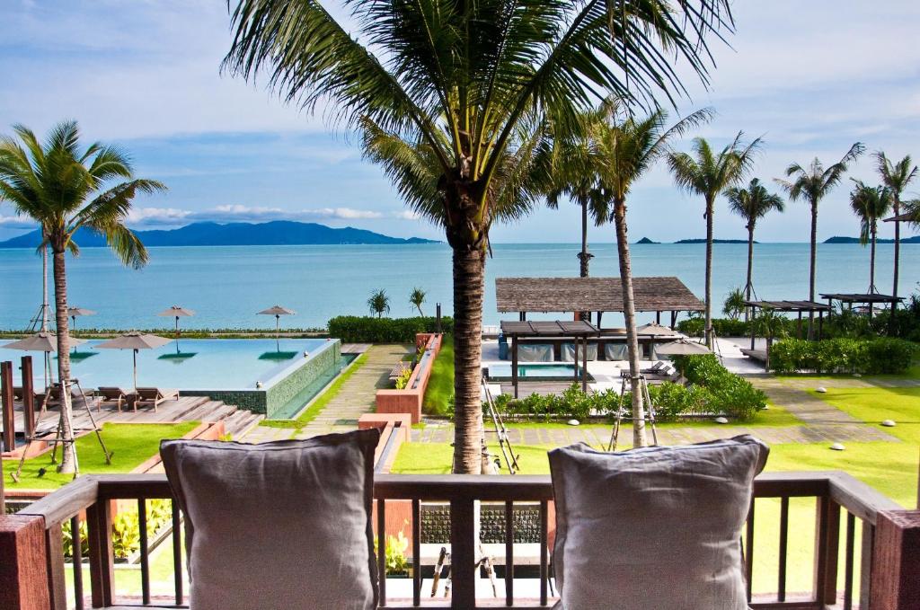 ボプートにあるHansar Samui Resort & Spa - SHA Extra Plusのリゾートのバルコニーから海の景色を望めます。