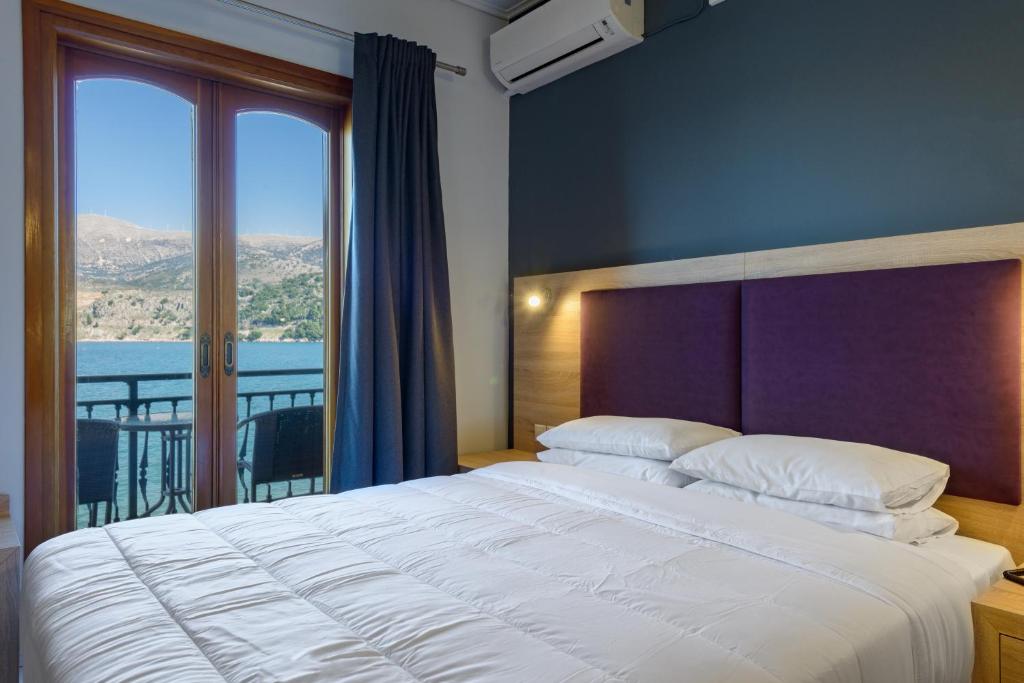 A bed or beds in a room at Hotel Aggelos Kefalonia