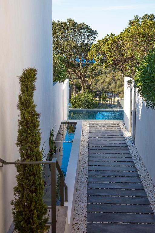 Bazén v ubytování Hôtel Cala di Greco nebo v jeho okolí