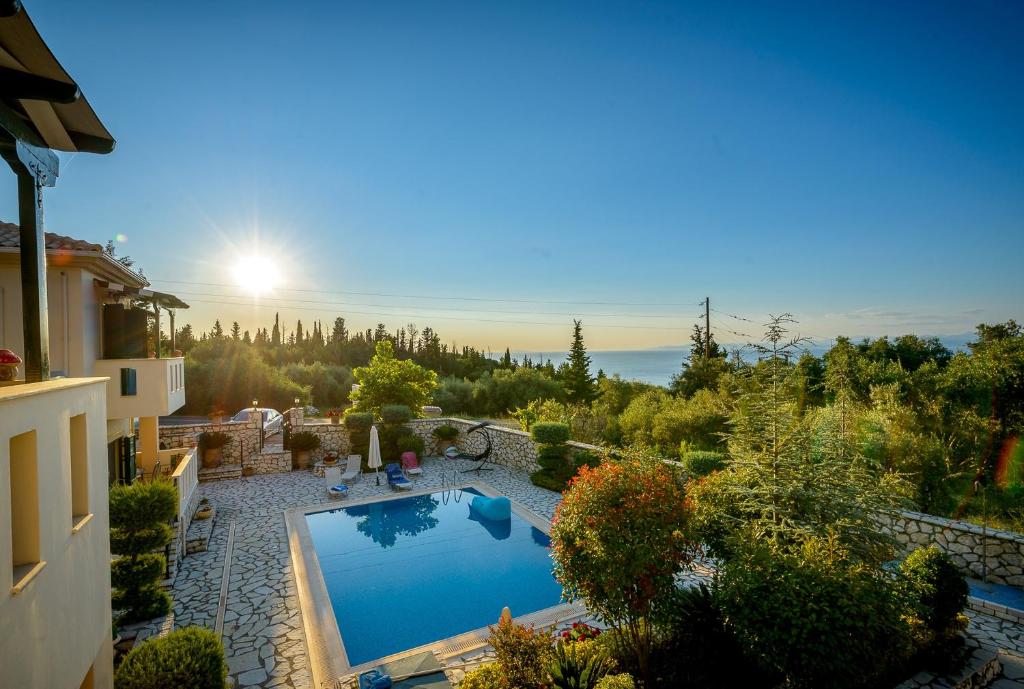 ein Schwimmbad in der Mitte eines Gartens in der Unterkunft Ionian Villas in Agios Nikitas