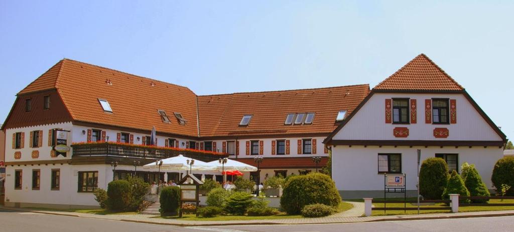 ein großes Gebäude mit braunem Dach in der Unterkunft Hotel Frauensteiner Hof in Frauenstein