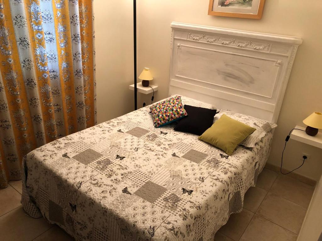 Tempat tidur dalam kamar di La table de Magali devient Jac'Soul