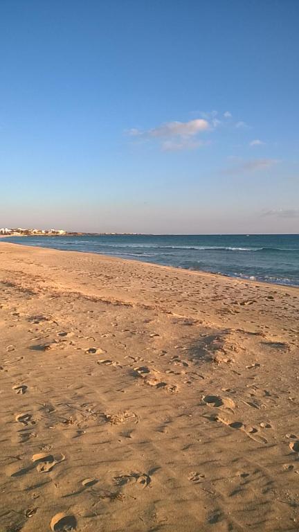 プレシッチェにあるLi Trappitiの砂浜と海の足跡がある海岸