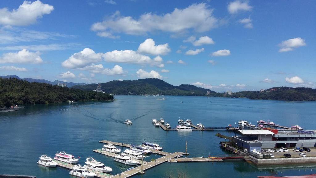 un grupo de barcos están atracados en un puerto en Yi Da Lakeside Hotel, en Yuchi