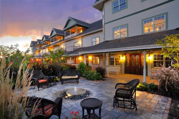 Cette grande maison dispose d'une terrasse avec des chaises et un foyer extérieur. dans l'établissement Carlisle Inn Walnut Creek, à Walnut Creek